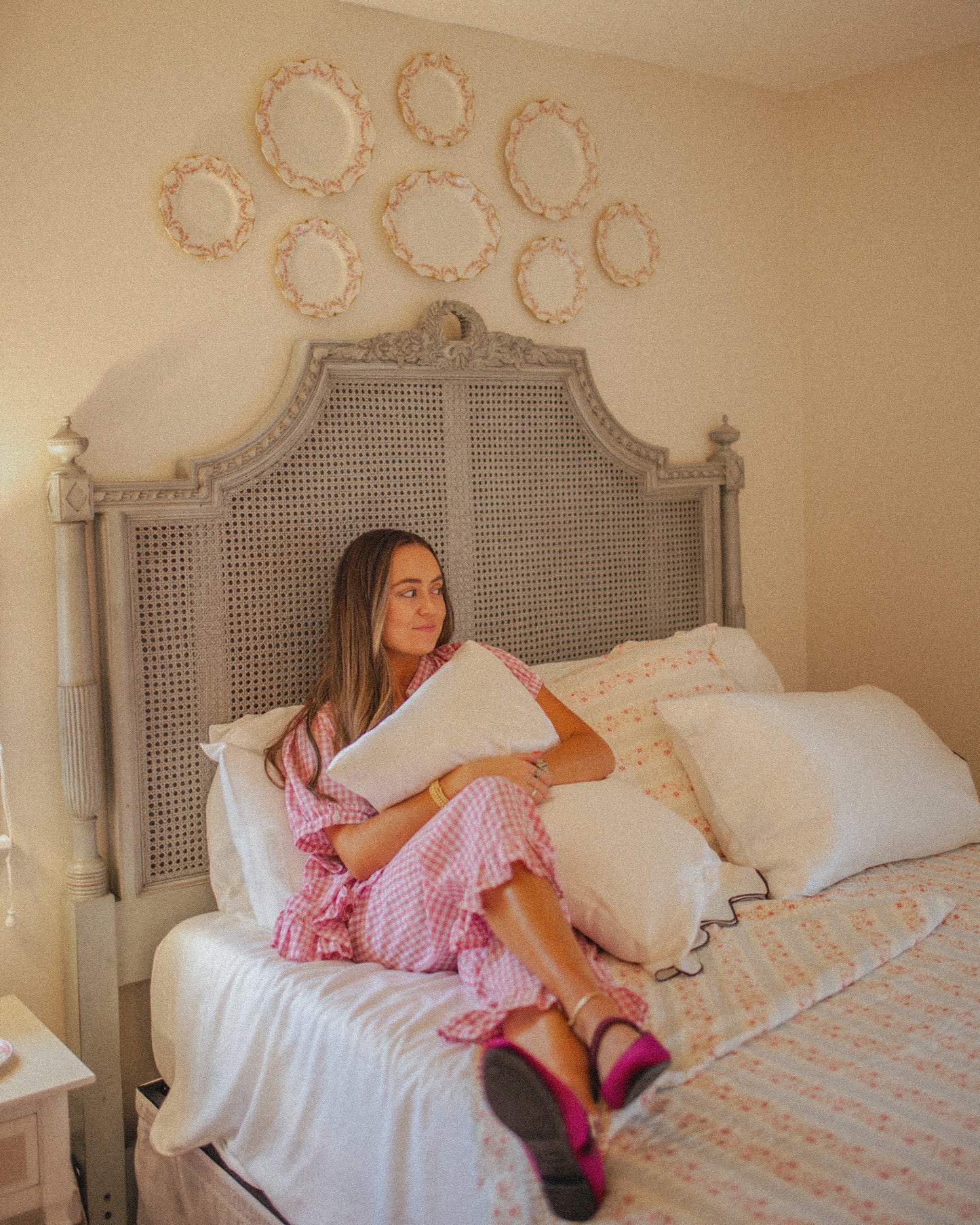 Scalloped Satin Pillowcase in Ivory