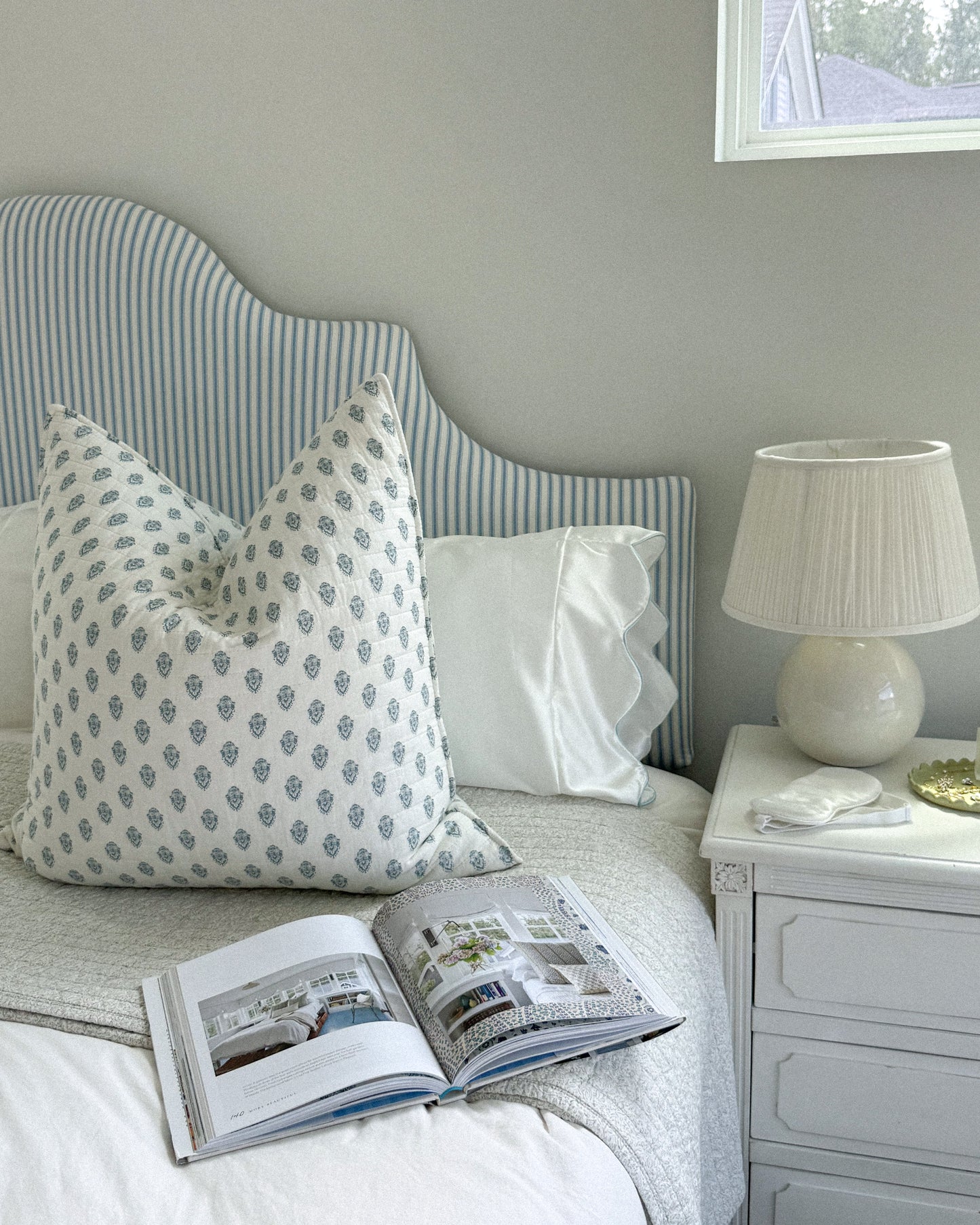 The Scalloped – Blue Trim